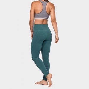 ✨NEW OUT OF STOCK✨Manduka leggings in heather pine